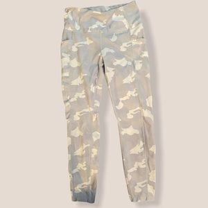 White camo exercise leggings•